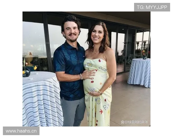 亚历克斯·摩根抱娃逛街那画面，包一抬手就把我半年房租拍飞