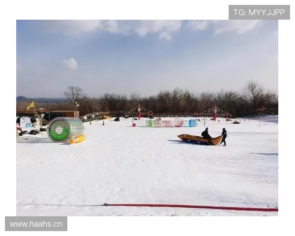 小威廉姆斯刚发的遛娃照——后院那块草坪把我这辈子工资给比下去了